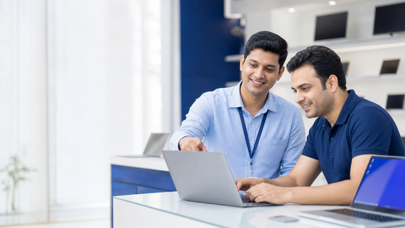 Technology consultant helping a customer choose a laptop